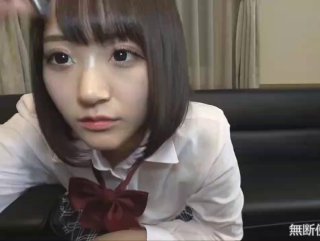 坑爹的【私处保健直播偷拍】新女顾客躺那被那被扣B，水太多最后被轻轻得搞起来了