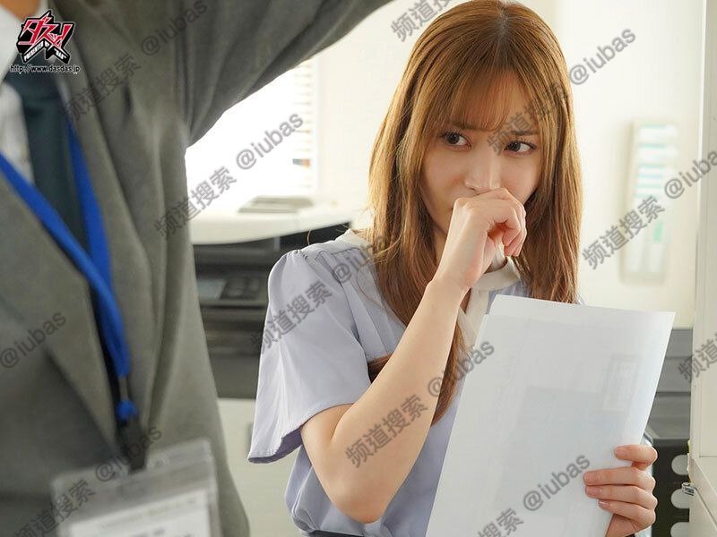 湿润多汁的宝贝女孩的热水按摩浴缸正在等你