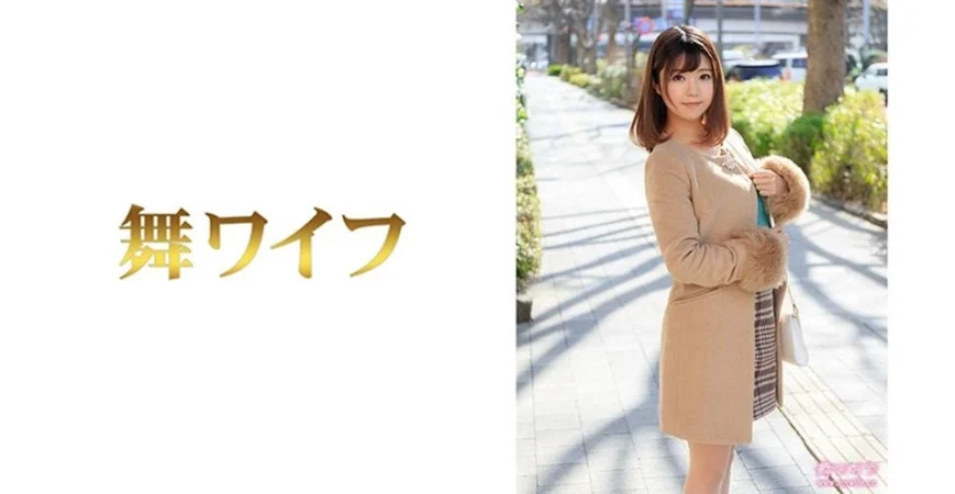 两个骚逼小婊妹全程露脸在床上让小哥玩弄，吃奶玩逼亲小嘴给狼友看特写逼逼，多体位蹂躏爆草，浪叫呻吟不止